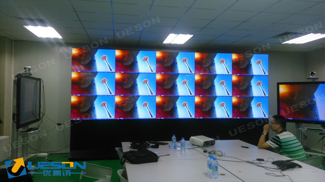 优易讯深圳某大型企业会议中心46寸3X5落地机柜液晶拼接屏案例