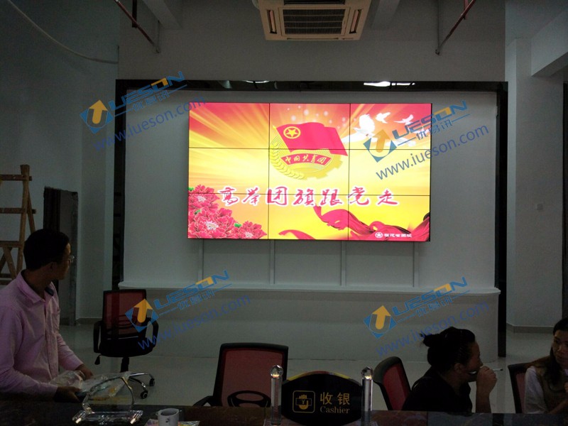 深圳市优易讯科技为福建省团校设计生产的会议室大屏幕及广告机